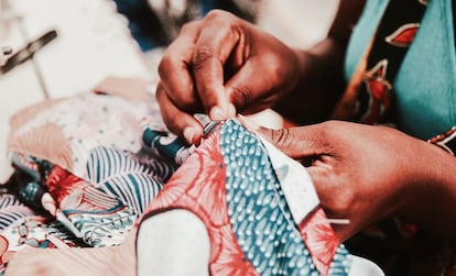 Una empleada de la empresa textil Soko trabaja en la confección de una prenda.