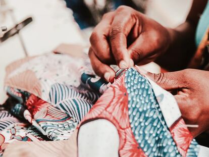 Una empleada de la empresa textil Soko trabaja en la confección de una prenda.