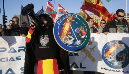 Policías nacionales y guardias civiles se manifiestan en San Sebastián.