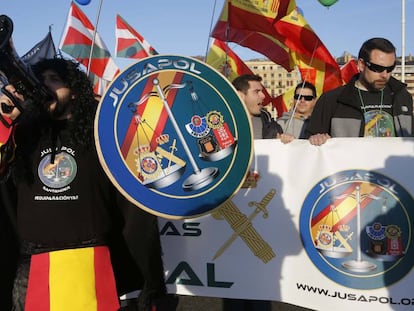 Policías nacionales y guardias civiles se manifiestan en San Sebastián.