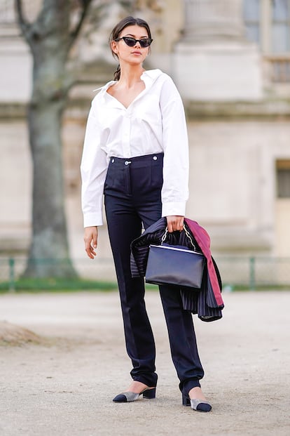 Camisa blanca y pantalón negro. La combinación más sencilla del mundo es también el uniforme perfecto del otoño. La hemos visto en el street style de las últimas semanas de la moda y también en las cuentas de Instagram de las editoras e influencers más minimalistas. En la imagen, la modelo australiana Georgia Fowler la pone en práctica con una camisa amplia y generosamente desabrochada.