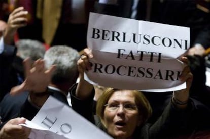 La senadora Giuliana Carlino, con un cartel en el que se lee "Berlusconi déjate procesar".