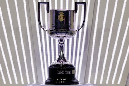 El trofeo de la Copa del Rey es exhibido durante el sorteo de la primera eliminatoria de la competición, en la que ya entran 16 equipos de La Liga.