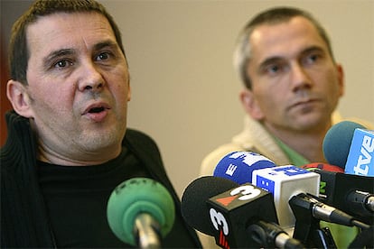 Los dirigentes de Batasuna Arnaldo Otegi y Joseba Permach, en rueda de prensa en San Sebastián.