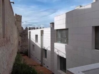 Imagen del castillo de Maqueda con el edificio para el museo de la Guardia Civil construido en su interior.