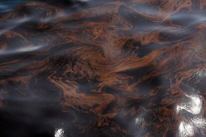 Agua mezclada con crudo, cerca de la costa de Luisiana. El incendio hace una semana de una plataforma petrolífera está provocando el vertido del equivalente a 5.000 barriles de petróleo al oceáno.
