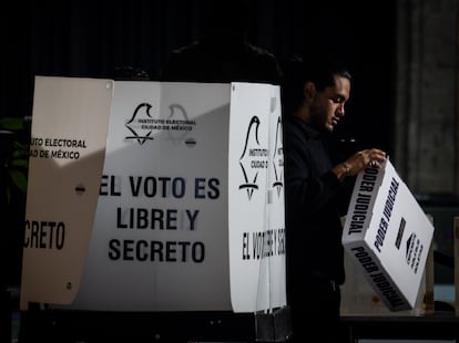 Funcionarios instalan una casilla para las elecciones del Poder Judicial en el centro de Ciudad de México.