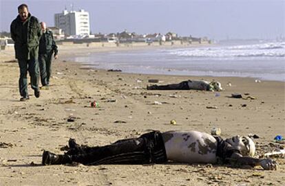 El cadáver de un inmigrante yace en la playa de El Buzo, en Rota (Cádiz).