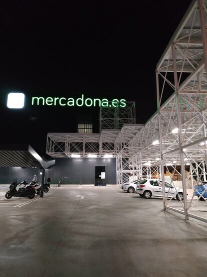 Aparcamiento y vista exterior de la 'colmena' de Mercadona, el almacén para los pedidos 'online' de Valencia.