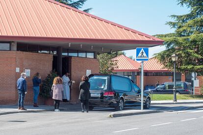 Familiares de un fallecido por covid-19, durante un responso en el Cementerio Sur de Carabanchel durante el estado de alarma por la pandemia.