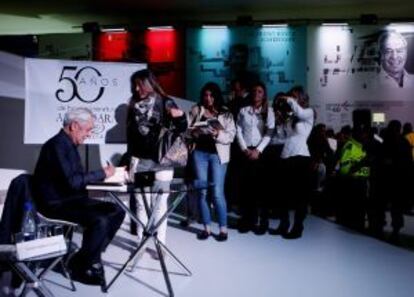 Mario Vargas Llosa firma ejemplares de sus libros en Bogotá.