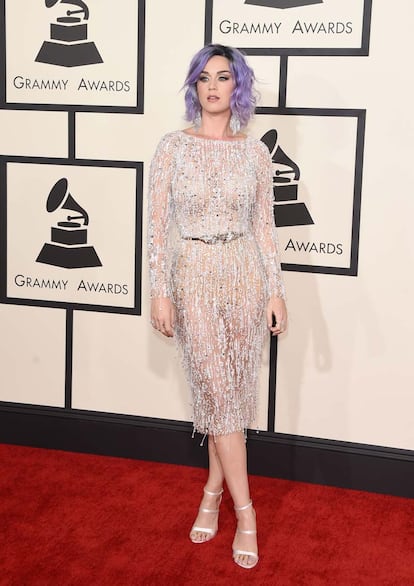 Katy Perry, tras actuar en el show de descanso de la Super Bowl hace unos días, acudió con este vestido midi de Zuhair Murad.
