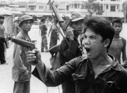 Un jemer rojo participa en la brutal evacuación de la capital, Pnom Penh, tomada el 17 de abril de 1975.