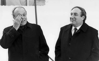 Juan María Bandrés, junto a Manuel Fraga, durante la celebración del décimo aniversario de la Constitución, el 6 de diciembre de 1988.