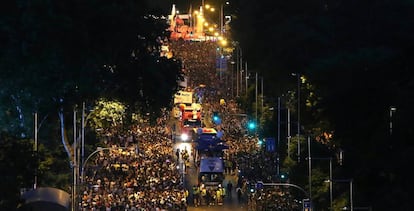 Una multitud observaba anoche el desfile de carrozas en el paseo de la Castellana.