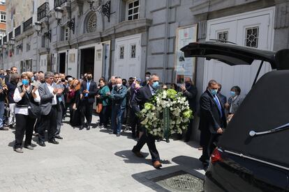 Familiares y amigos dan el último adiós al actor sevillano.