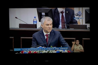 Fotografía de un televisor en Managua que muestra al presidente de la Duma Estatal de Rusia, durante una sesión especial en la Asamblea Nacional de Nicaragua.