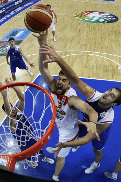 Marc anotapese a la oposición de Krstic en la final del Europeo 2009