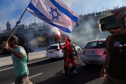 Un manifestante sostiene una bengala durante las protestas contra el gobierno de Benjamin Netanyahu, en Tel Aviv. 