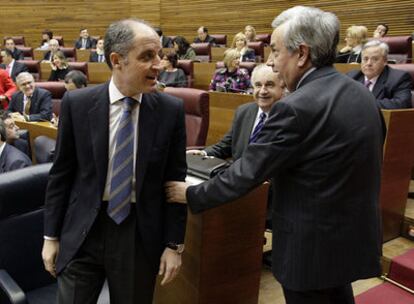 El presidente en funciones de la Mesa de las Cortes Rafael Maluenda saluda a Camps antes de retirar la sanción al portavoz socialista.