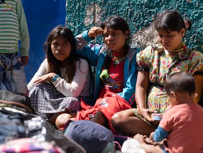 Tres mujeres indígenas afuera de La Rioja, una de las Unidades de Protección Integral que hay en Bogotá, el 18 de agosto de 2022.