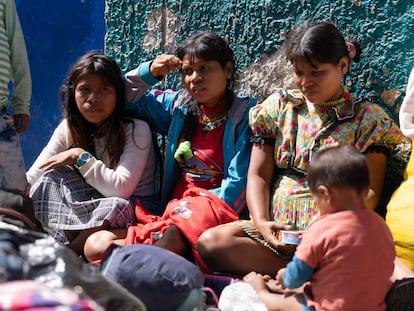 Tres mujeres indígenas afuera de La Rioja, una de las Unidades de Protección Integral que hay en Bogotá, el 18 de agosto de 2022.