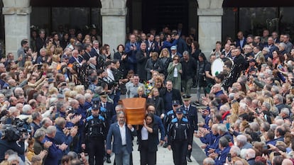 Miles de personas despiden al alcalde de Mieres (Asturias) Aníbal Vázquez fallecido el pasado domingo EFE/Paco Paredes