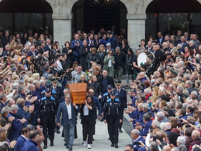 Miles de personas despiden al alcalde de Mieres (Asturias) Aníbal Vázquez fallecido el pasado domingo EFE/Paco Paredes