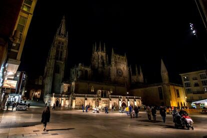 La catedral de Burgos ha permanecido con las luces apagadas durante una hora para conmemorar la Hora del Planeta.