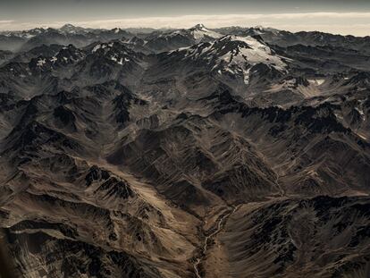 Geleiras andinas no Chile, na fronteira com a Argentina. As geleiras estão recuando em todos os países andinos, e o processo mais rápido corresponde às geleiras de menor altitude dos Andes tropicais.