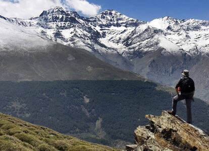 El Mulhacén y el Alcazaba, dos de los picos de más de 3.000 metros, vistos desde la vertiente norte de Sierra Nevada.