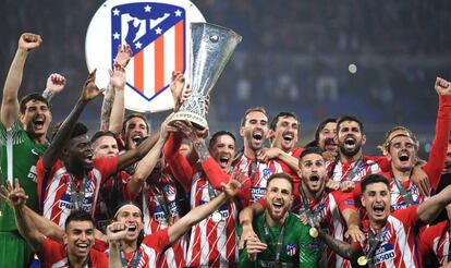 Los jugadores del Atlético celebran el título en Lyon.