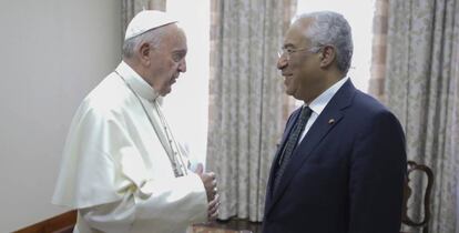 Ant&oacute;nio Costa habla con el papa durante su visita a F&aacute;tima el s&aacute;bado.
 