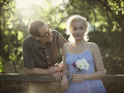 Adrien Brody, que interpreta a Arthur Miller, en una imagen de la película con Ana de Armas.