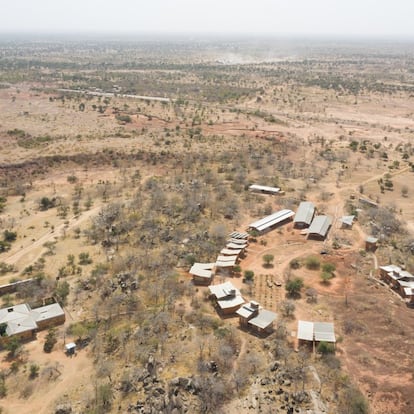 Una década después, también este conjunto de edificios parece un cuento feliz. El dramaturgo alemán Christoph Schlingensief quiso construir una Ópera en África. Pero las fuertes inundaciones lo inclinaron a levantar un poblado con escuela, teatro y viviendas.