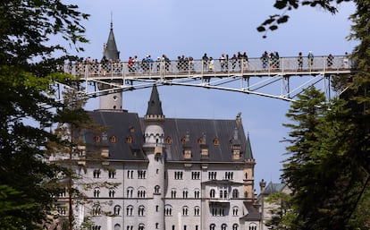 Varios visitantantes sobre el puente Marienbrücke, frente al castillo de Neuschwanstein (Baviera).