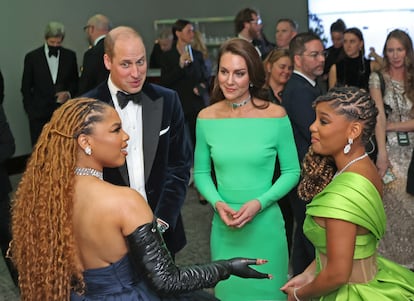 A la ceremonia celebrada en Boston también acudieron personalidades de distintos ámbitos culturales. En la imagen, los príncipes de Gales charlan animadamente con Chloe Bailey y Halle Bailey, cantantes del dúo Chloe x Halle.