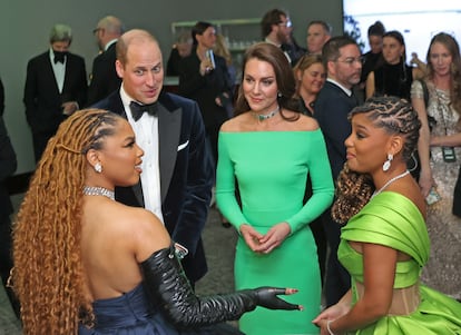 A la ceremonia celebrada en Boston también acudieron personalidades de distintos ámbitos culturales. En la imagen, los príncipes de Gales charlan animadamente con Chloe Bailey y Halle Bailey, cantantes del dúo Chloe x Halle. 