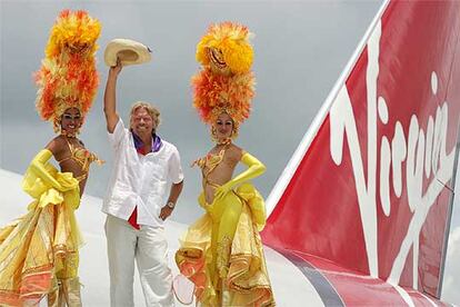 Richard Branson, presidente de Virgin, con dos bailarinas del Cabaret Tropicana en La Habana.