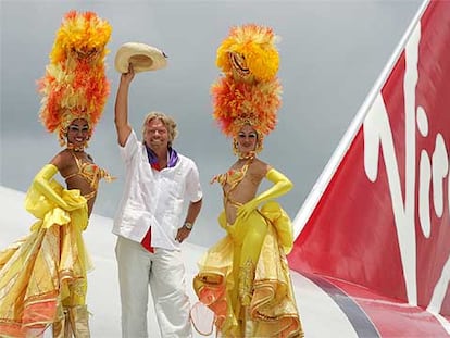 Richard Branson, presidente de Virgin, con dos bailarinas del Cabaret Tropicana en La Habana.