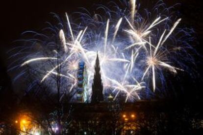 Fuegos artificiales en el Castillo de Edimburgo (Escocia).