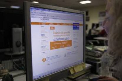 Una mujer utiliza los servicios de ING Direct a través de Internet, una práctica cada vez más frecuente que permite al usuario efectuar cualquier operación bancaria desde su propio ordenador. EFE/Archivo