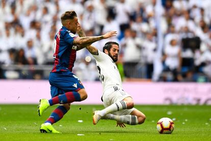 El jugador del Levante Roger Marti (i) intenta quitar el esférico al jugador del Real Madrid, Isco.