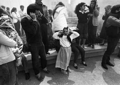 Una niña se tapa los oídos durante la 'mascletá' del pirotécnico Vicente Blonchú, considerado uno de los mejores de Europa, que llenó la plaza de España de Madrid de explosiones y olor a pólvora el 14 de mayo de 1983.
