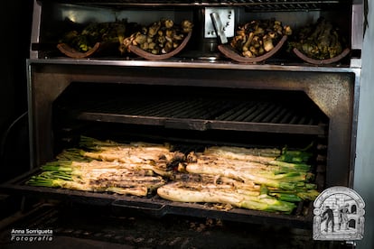 'Calçots' en las brasas de L' Antic Forn