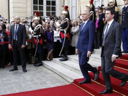 El ex primer ministro Jean-Marc Ayrault (i) y el nuevo jefe de Gobierno, Manuel Valls, este martes en Par&iacute;s. 