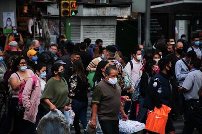 Las calles del centro de Ciudad de México llenas de gente por las compras navideñas.