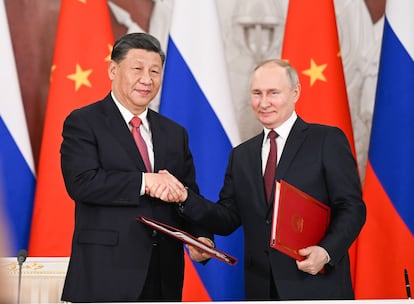 Chinese President Xi Jinping and Russian President Vladimir Putin shake hands