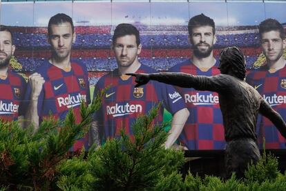 Vista de la estatua dedicada a Johan Cruyff en el Camp Nou.