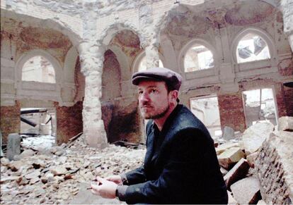 En diciembre de 1995 Bono contempló la destrucción de la biblioteca de Sarajevo en un viaje privado.